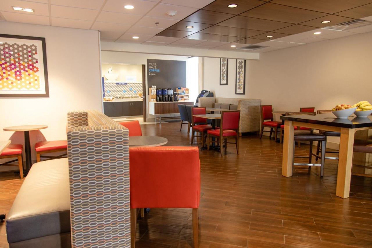 Holiday Inn Express Marshfield - Springfield Area By Ihg Εξωτερικό φωτογραφία